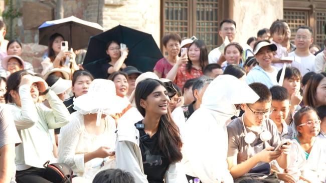 “小黑妮儿”用乡音传递乡情