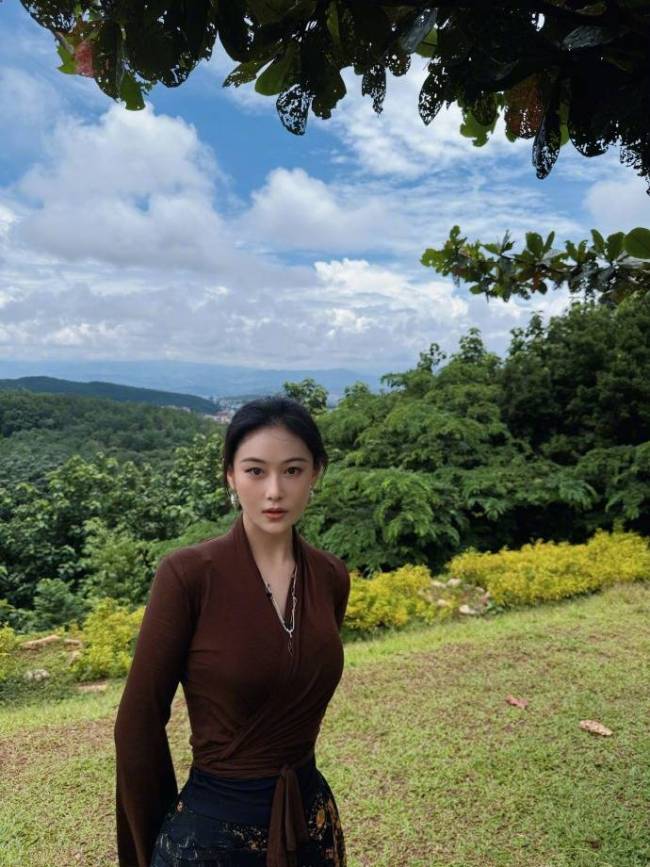 张馨予西双版纳每天暴走一万步 接地气旅行照曝光