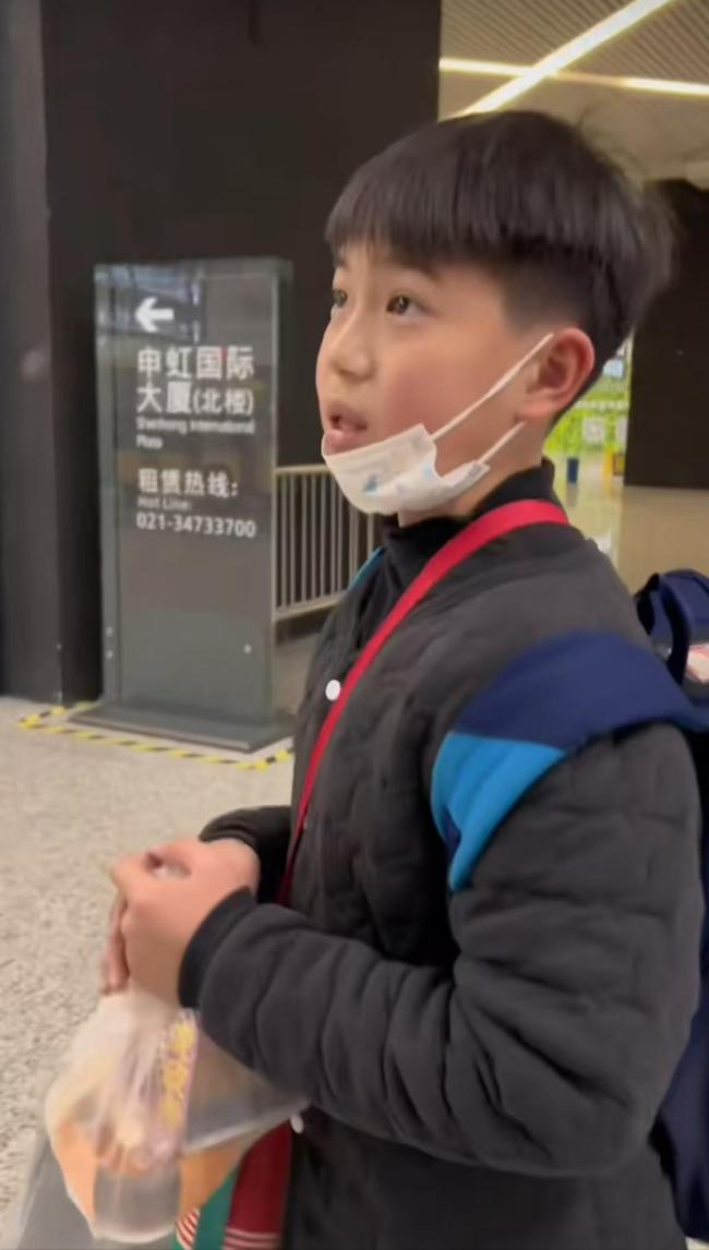 坐后備箱男孩曾因證件被扣押輟學 撫養(yǎng)權變更后仍受困擾