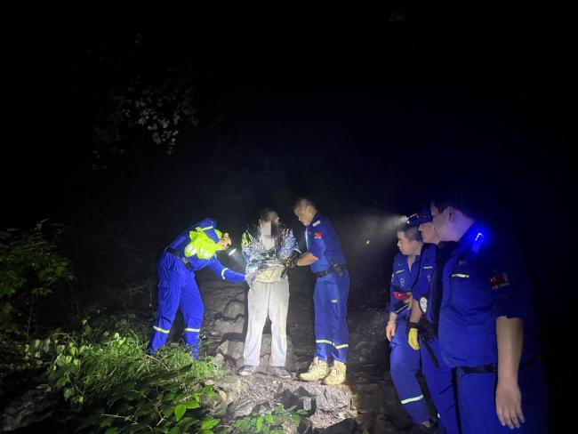少年為看日出被困野長城救援隊冒雨進山搜救