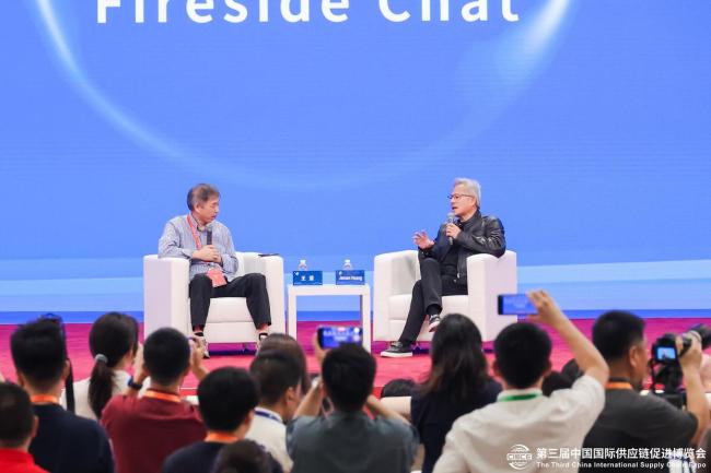 黄仁勋羡慕生长在AI下的年轻一代 与科技共生