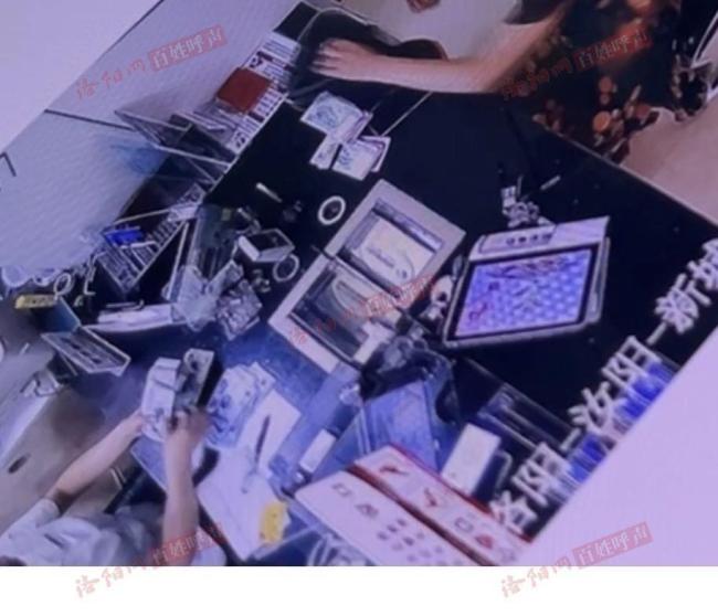 女子質(zhì)疑銀行點(diǎn)鈔少500元 柜臺糾紛引發(fā)爭議