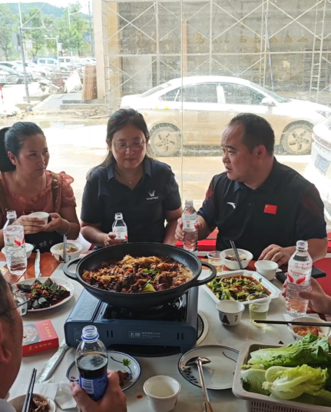 餐館災后重新開業(yè) 縣領(lǐng)導成首批客人 書記帶頭消費助力重建