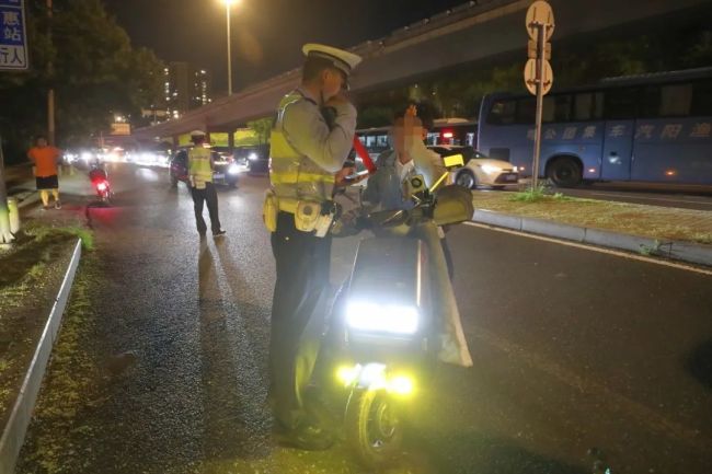 電動自行車“亮瞎眼” 北京交警：扣車最高罰1000