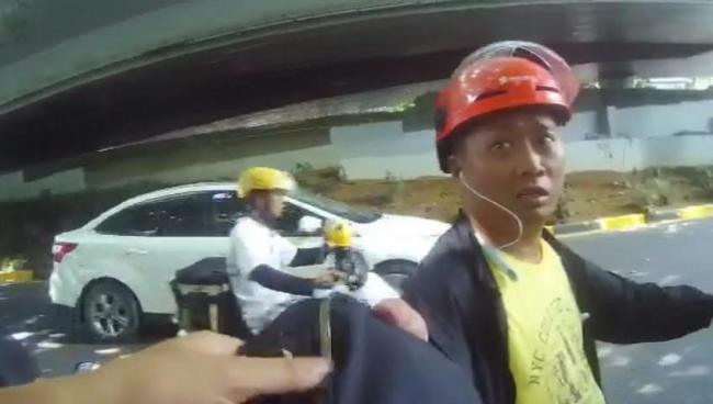男子撿到挎包后交給民警歸還失主
