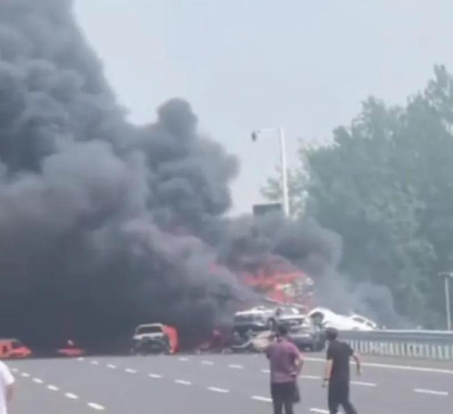 兩車相撞起火造成多車被燒