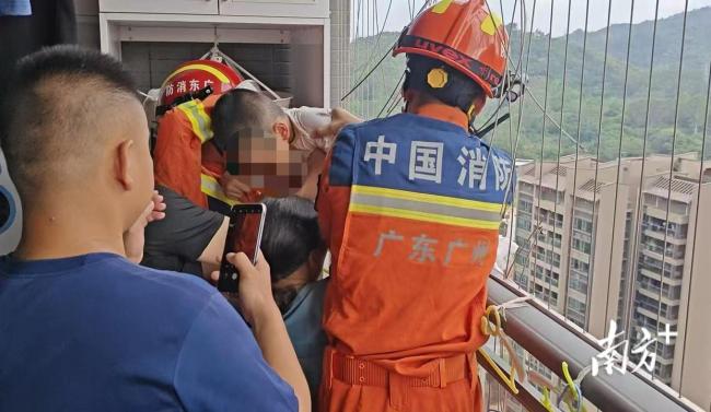 广州3岁男童被困24楼阳台外 消防紧急救援