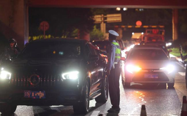 北京交警查電動(dòng)自行車遠(yuǎn)光燈 嚴(yán)打違法改裝