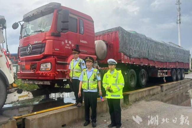 湖北高速執(zhí)法人員揪出3臺“百噸王”