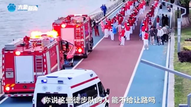 暴走團(tuán)群主回應(yīng)阻礙消防救護(hù)車通行：車輛屬于備勤狀態(tài),，就一分鐘,，想讓隊(duì)員先過去