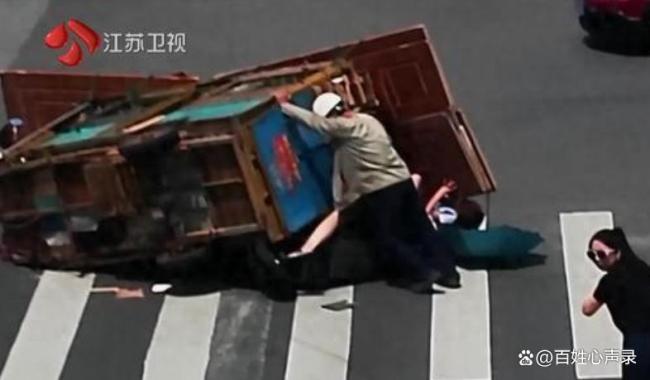 獨(dú)臂大哥一路小跑抬車救人