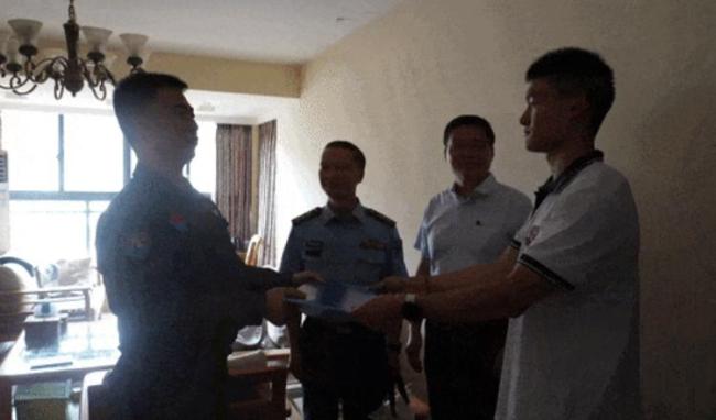 男孩考上軍校學(xué)校上門送錄取通知書