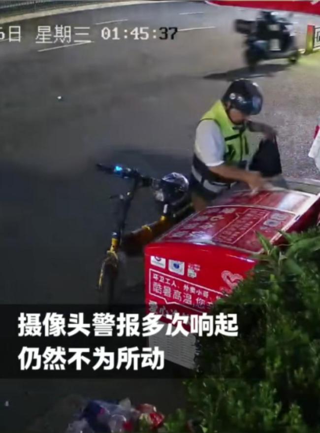 在愛(ài)心冰箱掃貨男子被當(dāng)場(chǎng)抓包 連續(xù)三日違規(guī)取水