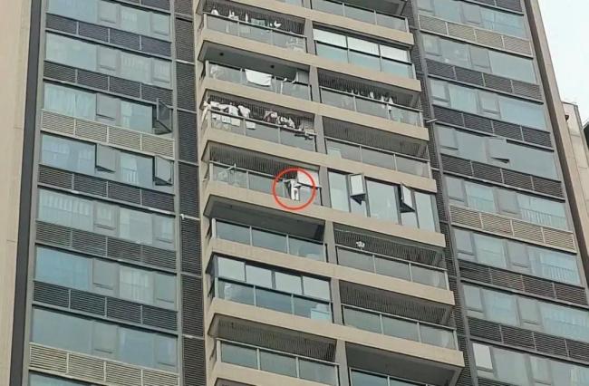 3歲男童懸空24樓陽(yáng)臺(tái)外 消防救援