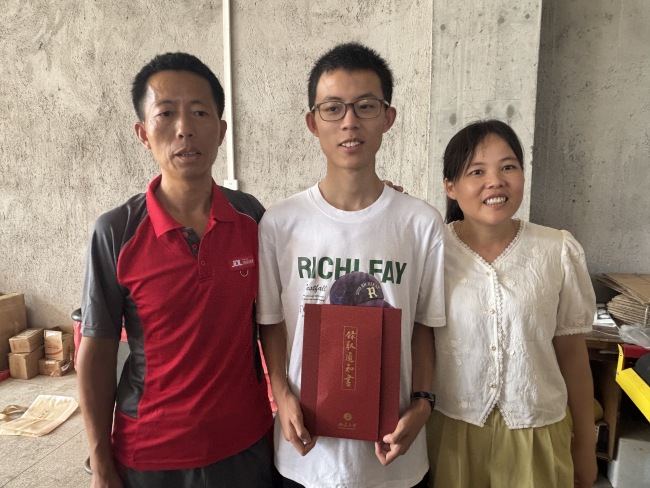 湖北快遞小哥兒子被北大錄取 患癌父親7年拼搏終見曙光
