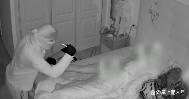 西班牙窃贼闯卧室盯着熟睡女子 噩梦般的入侵