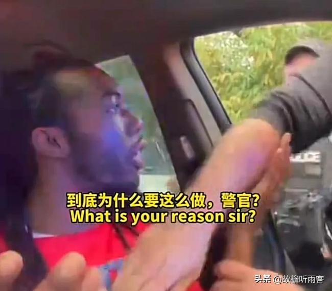 美國(guó)一黑人男子遭警員毆打拖出車外并被群毆