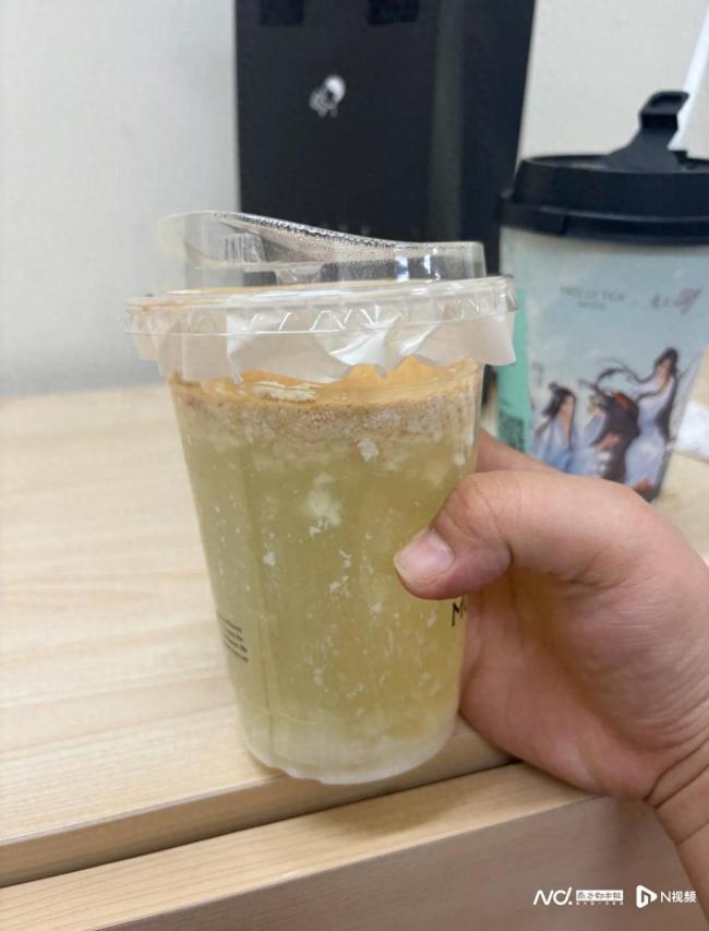 女子点外卖竟点到5天前制作的奶茶 外卖员送错订单引发争议