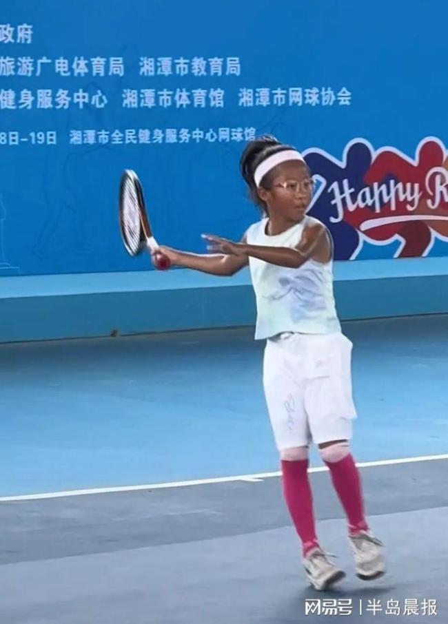 9歲網(wǎng)球少女曬成醬油色？其父回應(yīng) 正常訓(xùn)練所致無礙健康