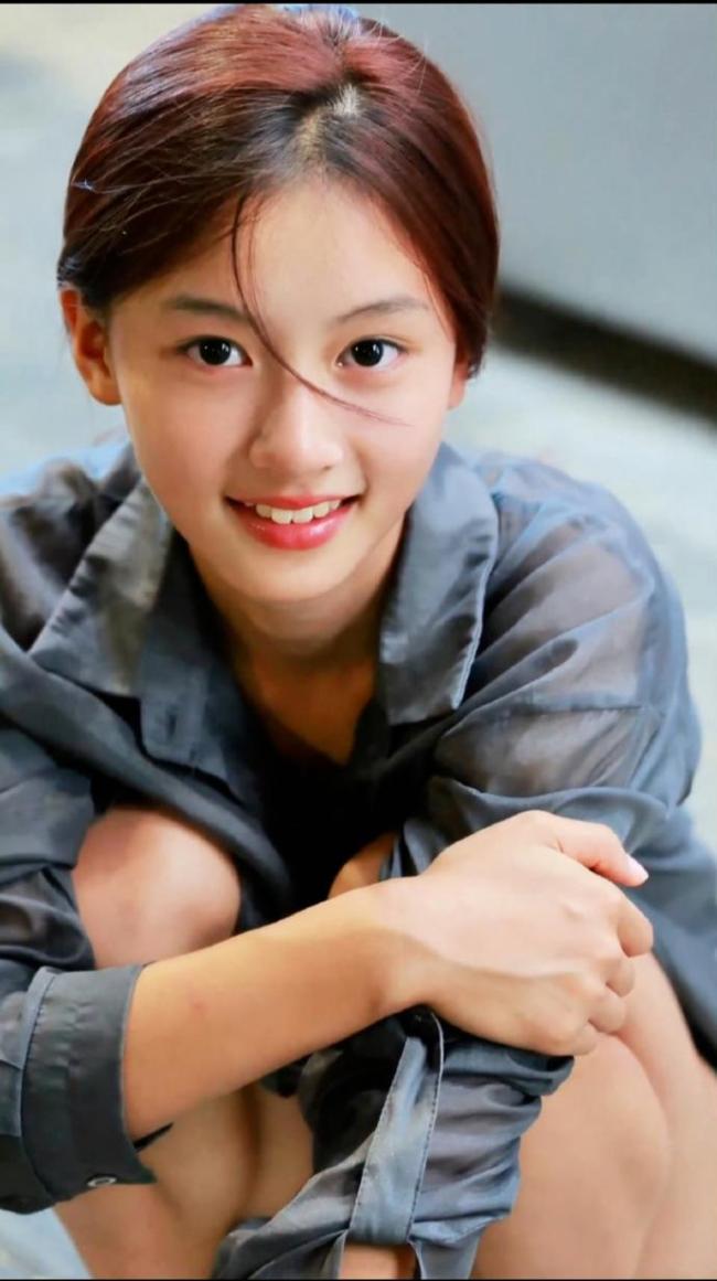 少女撞臉張柏芝走紅,，商演2小時疑賺8000元,，被于正暗諷“撈金” 澄清與爭議并存