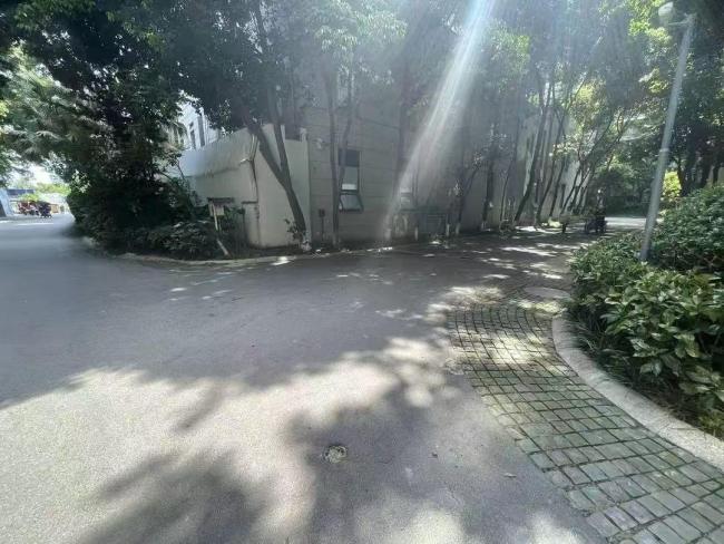 记者实探女童被撞事发小区