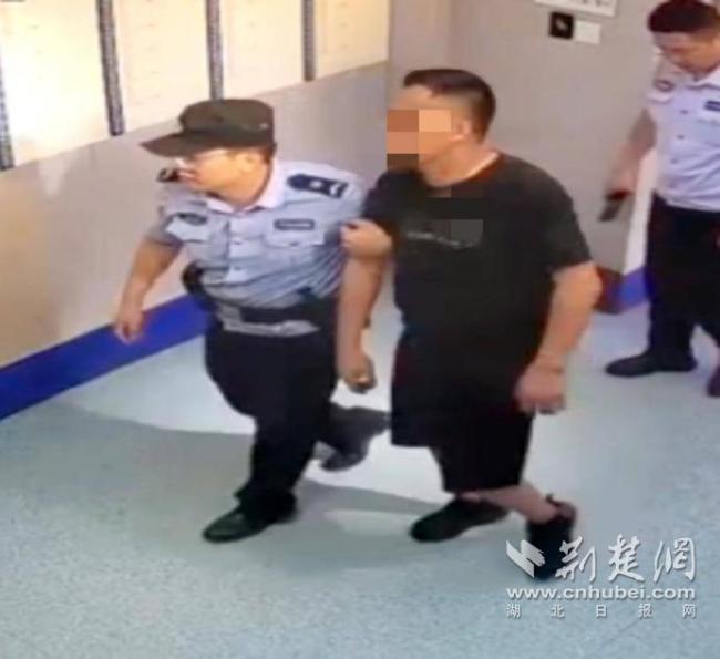 工地小偷驾车逃跑 警民合力擒贼 群众勇助警方抓捕