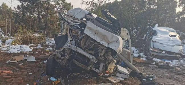 为躲避限行凌晨开车 5名员工出差遇车祸3死2伤