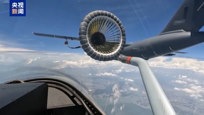 云端穿针 新飞行员飞千米高空挑战加油软管