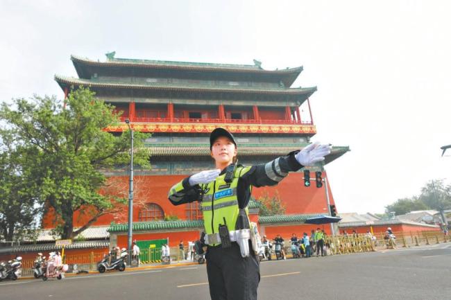北京中轴线女骑警可甜可严 守护文化地标