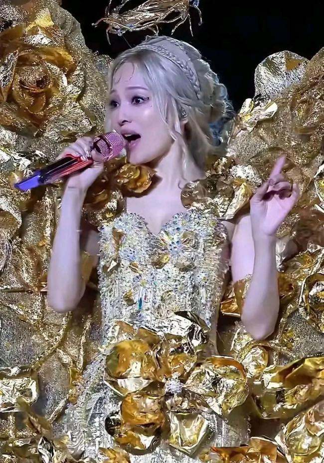 又被张韶涵的高定硬控了 科技与美学的完美融合