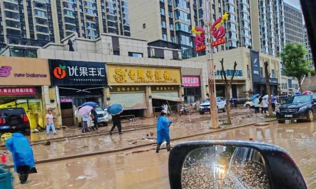 上千万金饰被冲走 有人带探测仪寻金 洪水后的淘金热
