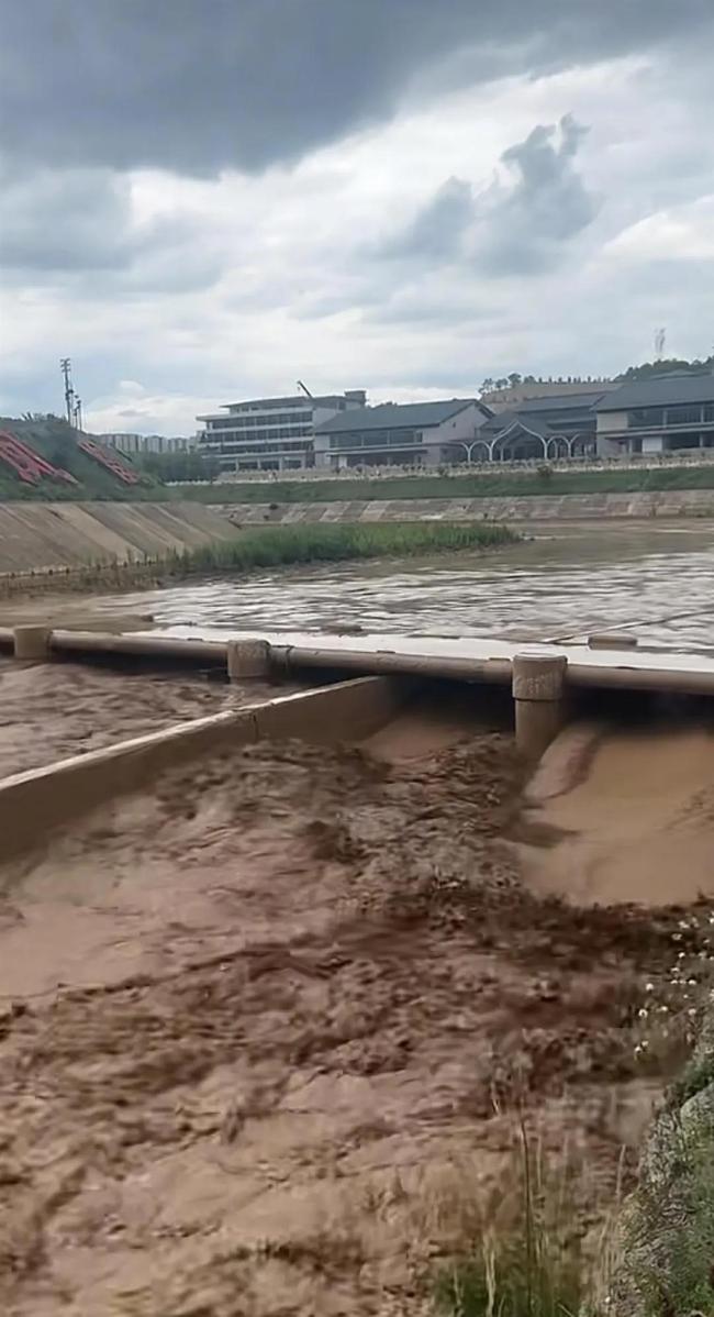 洪水进金店冲走上千万元首饰 暴雨引发多地灾害