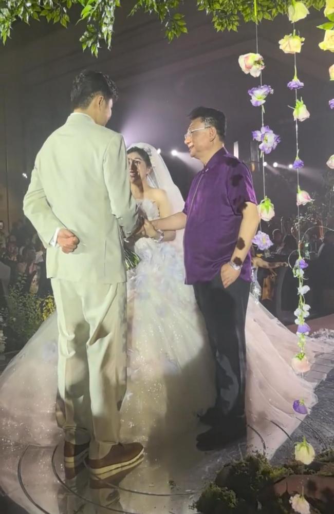“董浩叔叔”现身金龟子女儿婚礼