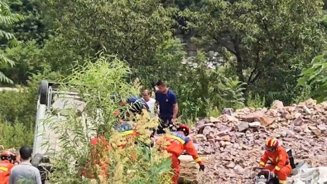 三名老人避暑途中坠崖 消防紧急救援 老年代步车失控侧翻