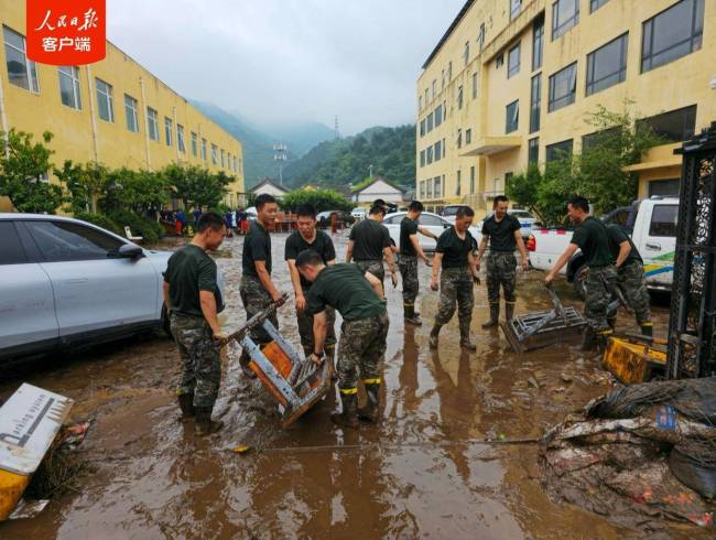 抢险救援一线人民子弟兵来了 全力投入抗洪战斗