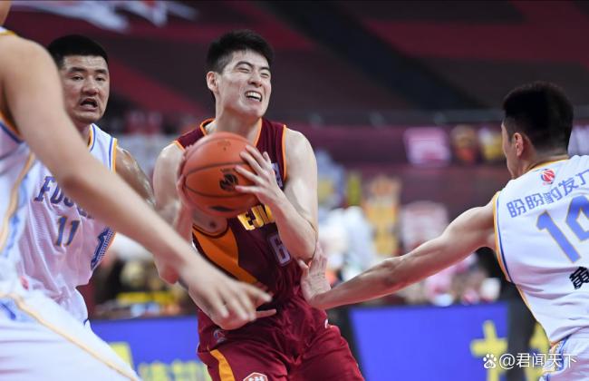 男篮大胜对手，前队长却非常尴尬！无效胜利引发质疑