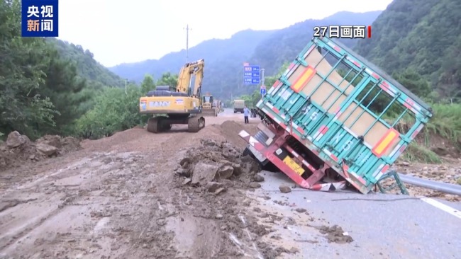 直击怀柔山洪救援 消防徒步救村民