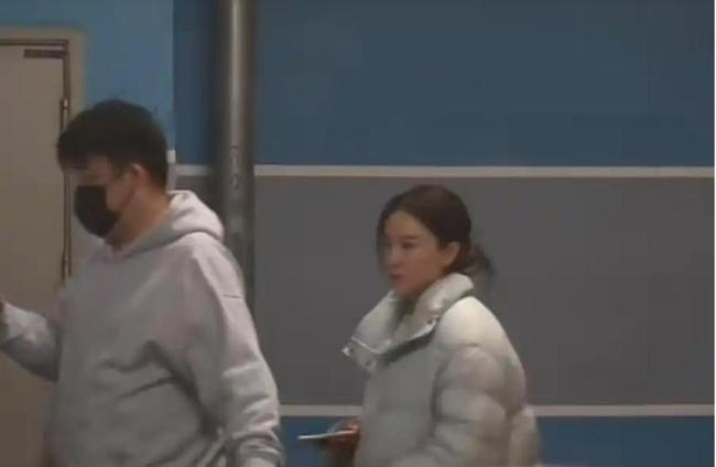 阚清子挺孕肚和老公逛金店 幸福肥藏不住