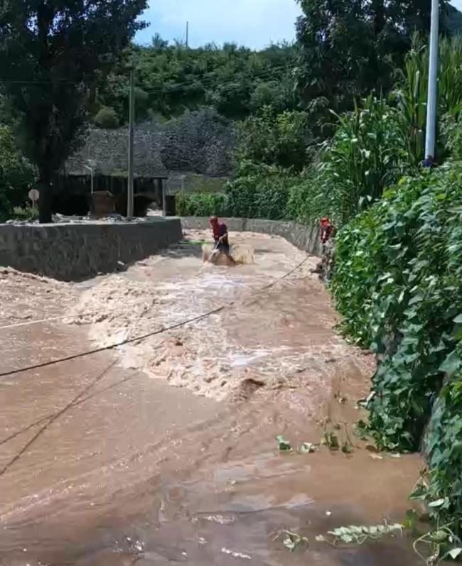 北京房山特大暴雨拒马河水大涨 十渡镇政府：村民已转移，游客已劝退 救援队紧急行动