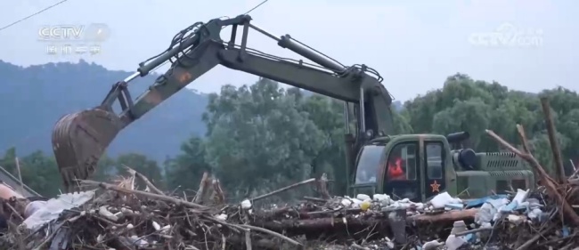 各地官兵紧急驰援抗洪一线 全力抢险救灾