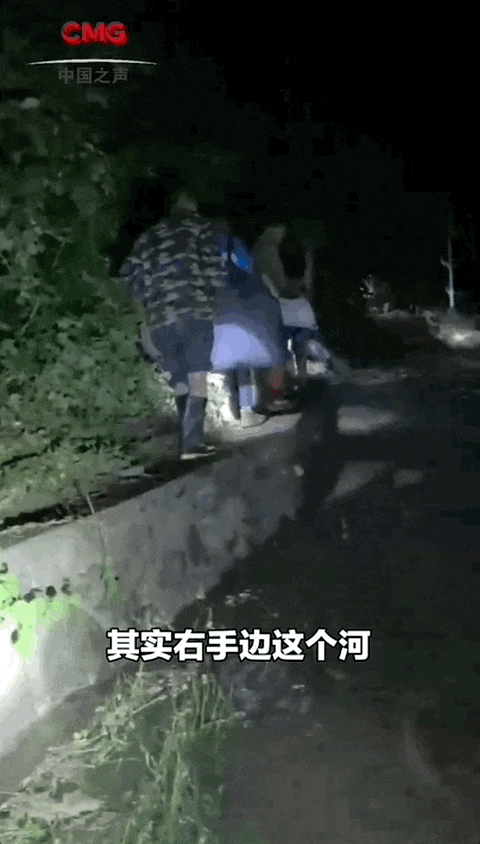 用铲斗“端”出80余人！点赞北京大哥