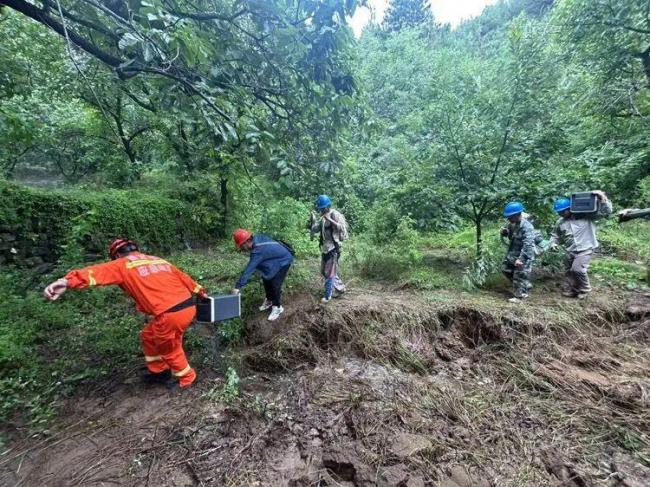 北京暴雨受灾现场画面曝光 新京报记者直击救援瞬间