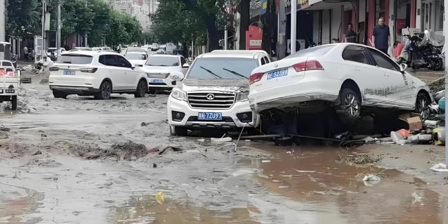 凌晨洪水来袭 密云大哥挨家敲窗救人 暴雨破历史记录