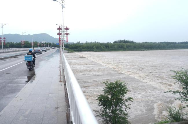 北京潮河白河交汇处水面宽近300米 密云水库泄流现场直击