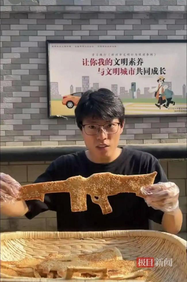 95后研究生毕业小伙卖烧饼，造型百变受小朋友热捧，有家长坐车40分钟来抢购