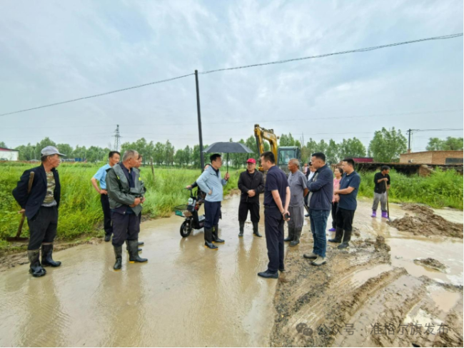 致敬暴雨中向险而行的身影 守护平安的逆行者
