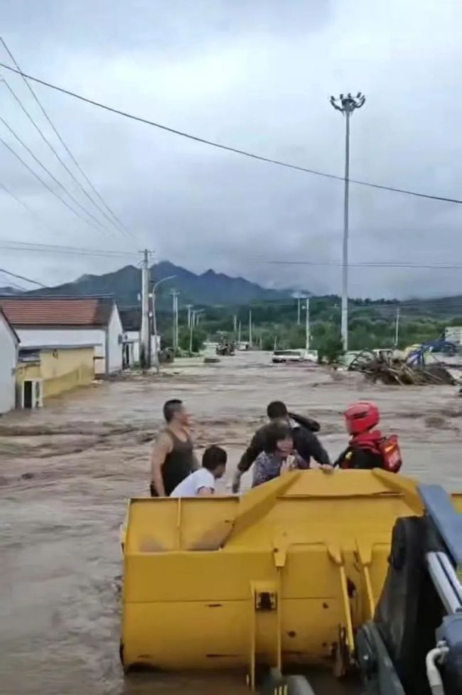 北京暴雨中的“铲车侠”：救了差不多100人 危急时刻显身手