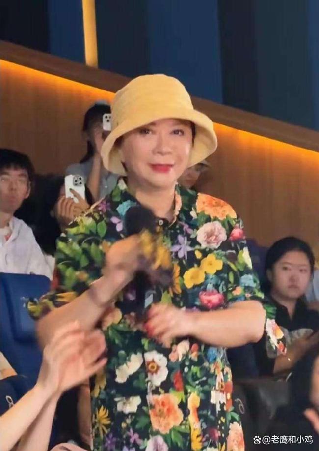 陈佩斯邀60岁以上老一又友十元不雅影 蔡明现场动情落泪