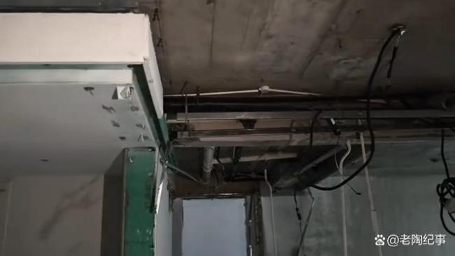 业主曝300多万新房楼梯一踢就碎