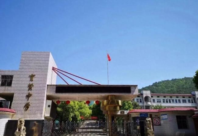 湖南回应脱贫县121万改建中学校门